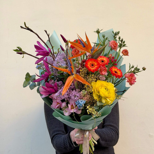 Красочный букет со стрелицией «Райский полёт»