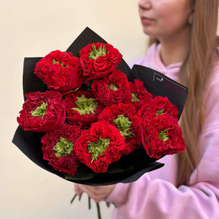 11 роз сорта Red Monster в букете «Гранатовое прикосновение»