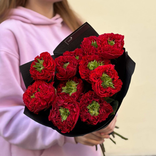 11 роз сорта Red Monster в букете «Гранатовое прикосновение»