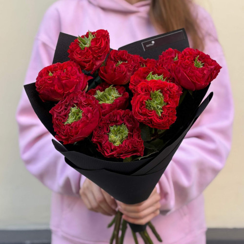 11 роз сорта Red Monster в букете «Гранатовое прикосновение»