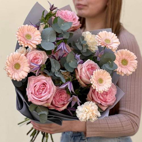 Нежный букет с ароматными пионовидными розами Pink O'Hara «Лиловая мелодия»