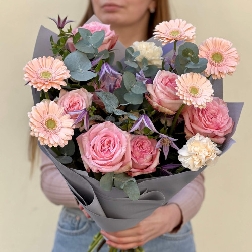 Нежный букет с ароматными пионовидными розами Pink O'Hara «Лиловая мелодия»