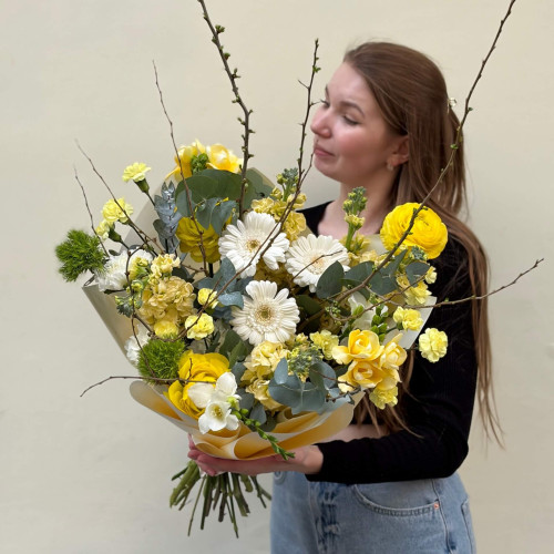 Весенний букет с ранкункулюсами и маттиолой «Лимонная нежность»