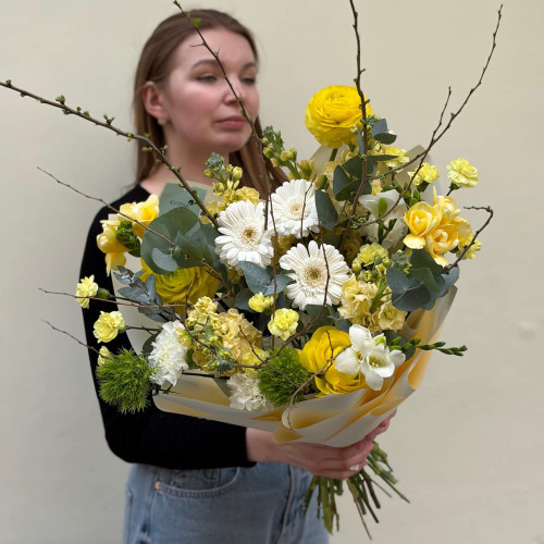 Весенний букет с ранкункулюсами и маттиолой «Лимонная нежность»