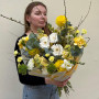 Весенний букет с ранкункулюсами и маттиолой «Лимонная нежность»