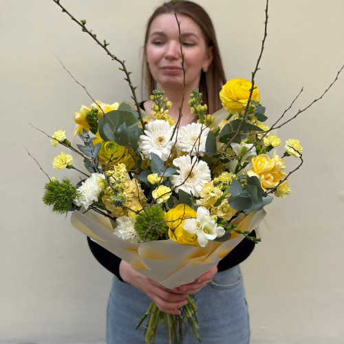 Весенний букет с ранкункулюсами и маттиолой «Лимонная нежность»