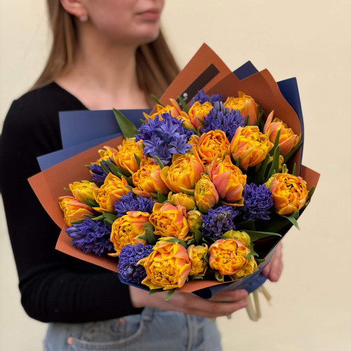 Контрастний букет з гіацинтами та тюльпанами «Іспанське небо»