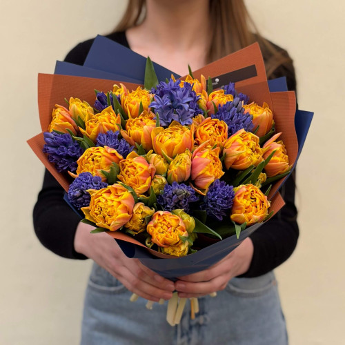 Контрастний букет з гіацинтами та тюльпанами «Іспанське небо»
