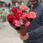 Яскравий букет з піоновидними трояндами та ранункулюсами «Пристрасний шепіт»