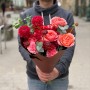 Яскравий букет з піоновидними трояндами та ранункулюсами «Пристрасний шепіт»