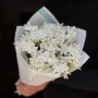 15 кустовых нарциссов сорта Ziva в букете «Сахарная вата»