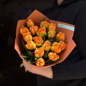 17 піоновидних тюльпанів сорту Orange Princess у букеті «Теракотове намисто»
