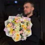 Яркий весенний букет с нарциссами и тюльпанами «Душистая весна»