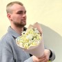 Микс из 25 нарциссов сортов Ziva и Avalanche в букете «Сладкие звёздочки»