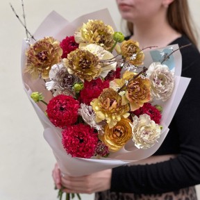 21 ранункулюс серии Romance в букете «Таинственные лепестки»