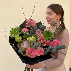 Роскошный букет с протеей и итальянскими ранункулюсами «Розовое измерение»
