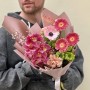 Цікавий букет з ароматним цимбідіумом та незвичною кущовою трояндою Princess Midori «Весняні тропіки»