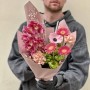 Цікавий букет з ароматним цимбідіумом та незвичною кущовою трояндою Princess Midori «Весняні тропіки»