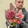 Цікавий букет з ароматним цимбідіумом та незвичною кущовою трояндою Princess Midori «Весняні тропіки»