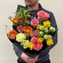 Красочный букет с пионовидными розами и фритиллярией «Апельсиновый мохито»