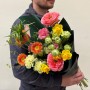 Красочный букет с пионовидными розами и фритиллярией «Апельсиновый мохито»