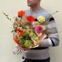 Весенний красочный букет с нарциссами «Цветные конфетки»