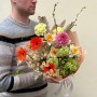Весенний красочный букет с нарциссами «Цветные конфетки»