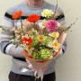 Весенний красочный букет с нарциссами «Цветные конфетки»
