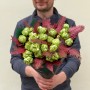 Необычный букет с эксклюзивной кустовой пионовидной розой Princess Midori «Зелёная принцесса»