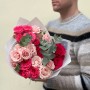 Милый букетик из кустовой пионовидной розы с эвкалиптом «Нежный комплимент»