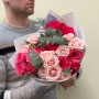 Милый букетик из кустовой пионовидной розы с эвкалиптом «Нежный комплимент»