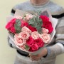 Милый букетик из кустовой пионовидной розы с эвкалиптом «Нежный комплимент»