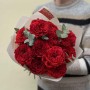11 троянд сорту Red Eye та евкаліпт у букеті «Мереживне полум'я»