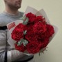11 троянд сорту Red Eye та евкаліпт у букеті «Мереживне полум'я»