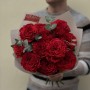 11 троянд сорту Red Eye та евкаліпт у букеті «Мереживне полум'я»