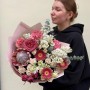 Интересный контрастный букет с протеей «Карминовый шёлк»