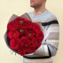 13 пионовидных роз сорта Red Eye в букете «Взгляд дракона»
