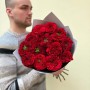 13 пионовидных роз сорта Red Eye в букете «Взгляд дракона»