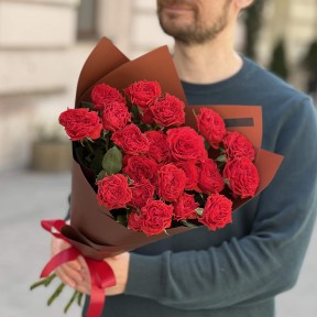 7 гілок кущової півонієподібної троянди Bella Linda Brick у букеті «Пристрасне бажання»