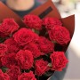 7 веток кустовой пионовидной розы Bella Linda Brick в букете «Страстное желание»