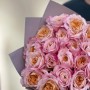 19 утончённых пионовидных роз Princess Miyabi в букете «Малиновый чай»