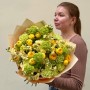 Яркий солнечный букет с кустовой розой Golden Trendsetter «В канун Пасхи»