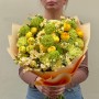 Яркий солнечный букет с кустовой розой Golden Trendsetter «В канун Пасхи»