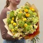 Яркий солнечный букет с кустовой розой Golden Trendsetter «В канун Пасхи»