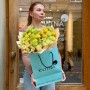 Яркий солнечный букет с кустовой розой Golden Trendsetter «В канун Пасхи»