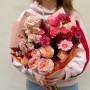 Тёплый букет с маттиолой и розой «Душистый персик»