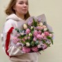 Цікавий весняний букет із гіацинтами та тюльпанами «Легкість моменту»