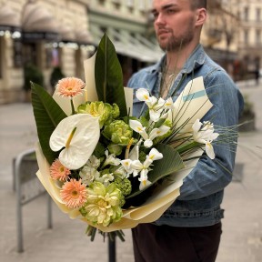 Незвичний букет з антуріумом та піоновидною трояндою Veggie «Зелений діамант»