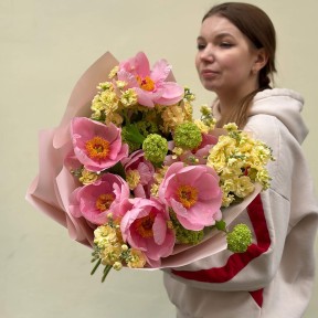 Необычный душистый букет с маттиолой и пионами «Путь к сердцу»
