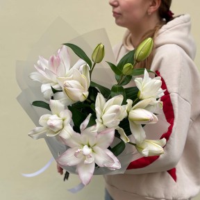 3 гілки розкішної махрової лілії Roselily Anouska у букеті «Зоряні мрії»